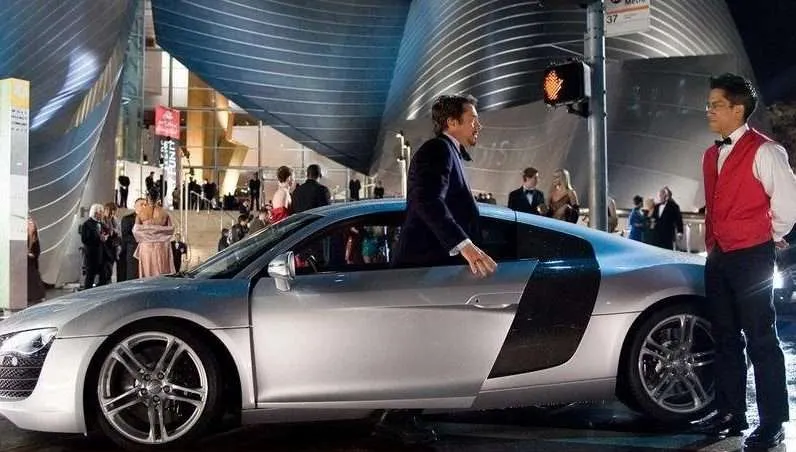 Audi R8 in Iron Man - Stealth Marketing උදාහරණය Audi R8 in Iron Man - Stealth Marketing උදාහරණය