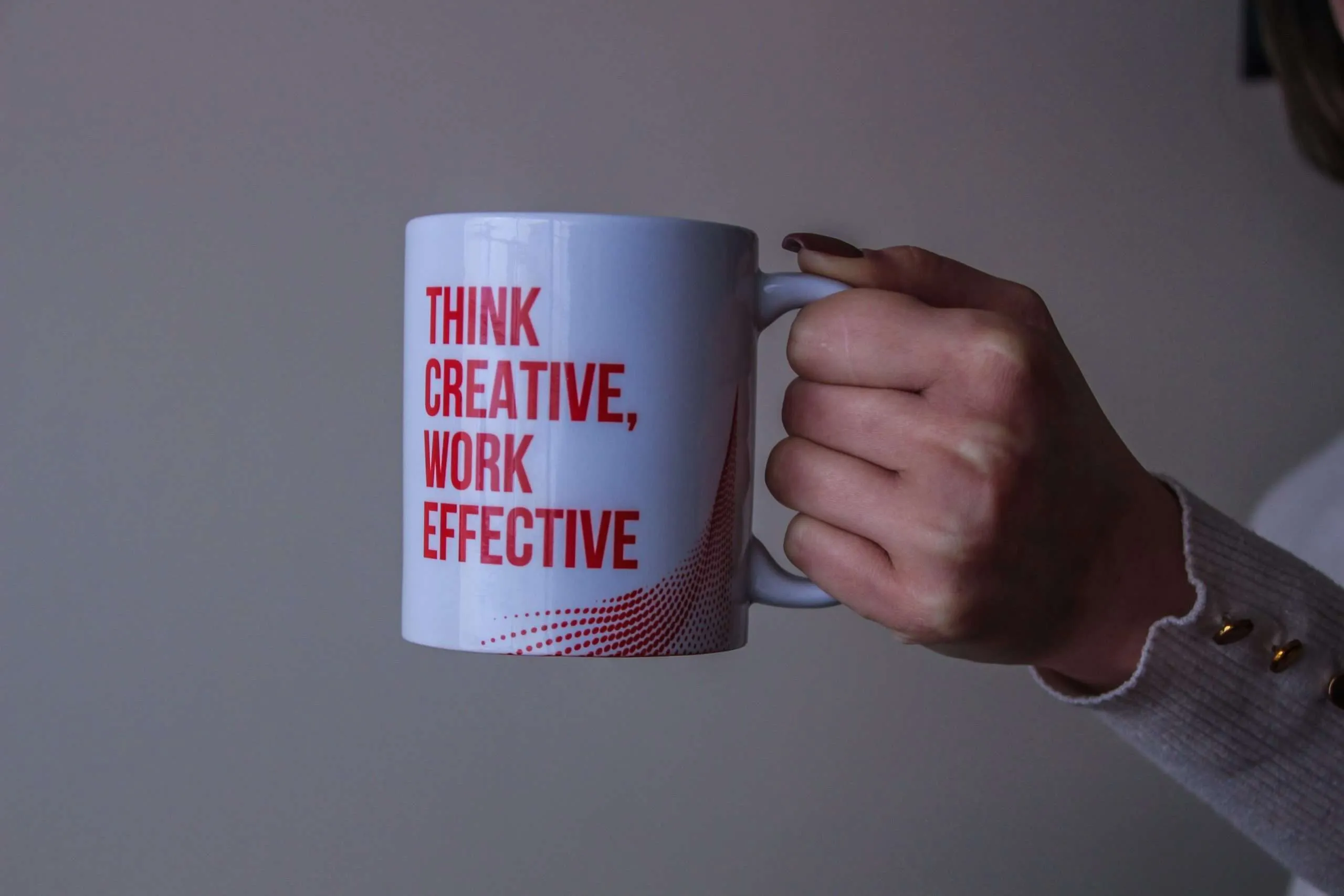 cita de creatividad en la taza de café