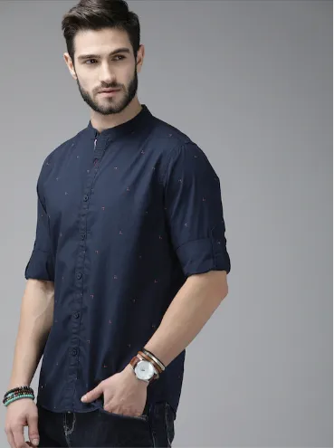 hombre vestido con una camisa casual azul estampada