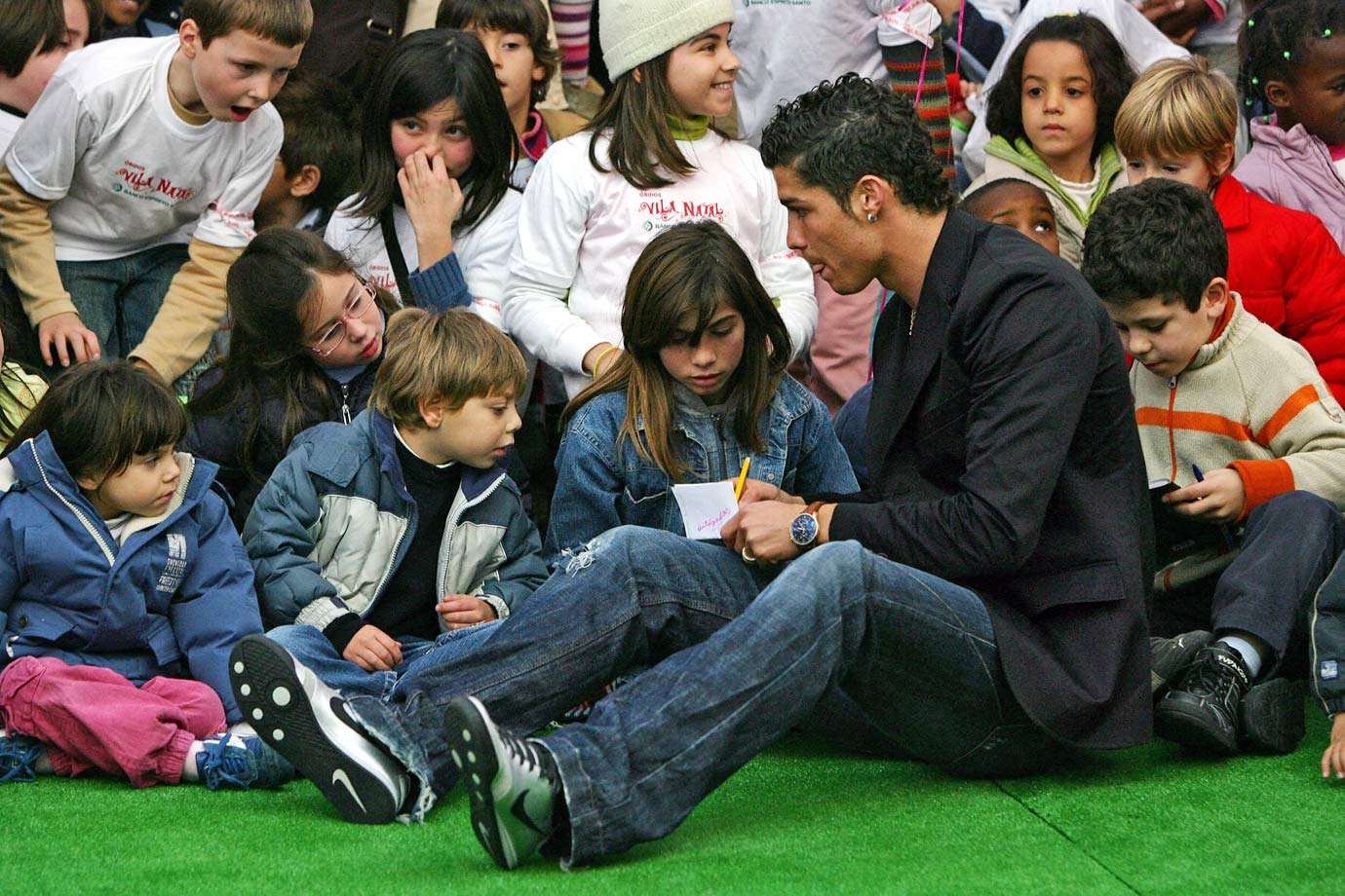 Cristiano Ronaldo hjelper andre