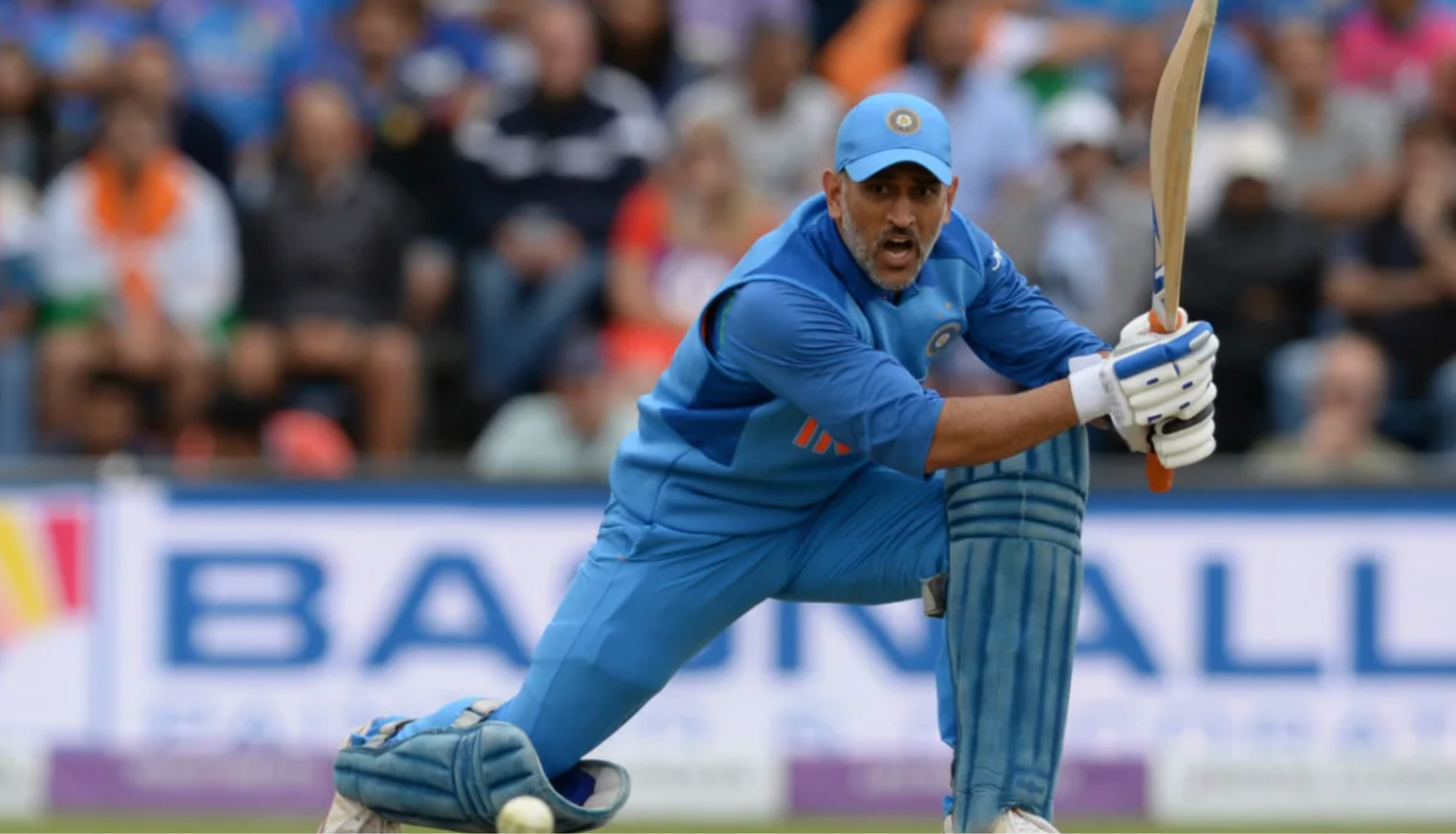 Dhoni bateando en un partido internacional